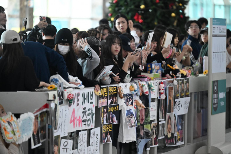 搶佔第一排的粉絲，大多是一大清早、天才剛亮就抵達小港機場。（記者李惠洲攝）