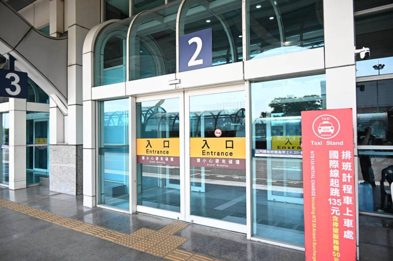 Threads傳出小港機場的門被撞壞，目前已經恢復正常。（記者李惠洲攝）