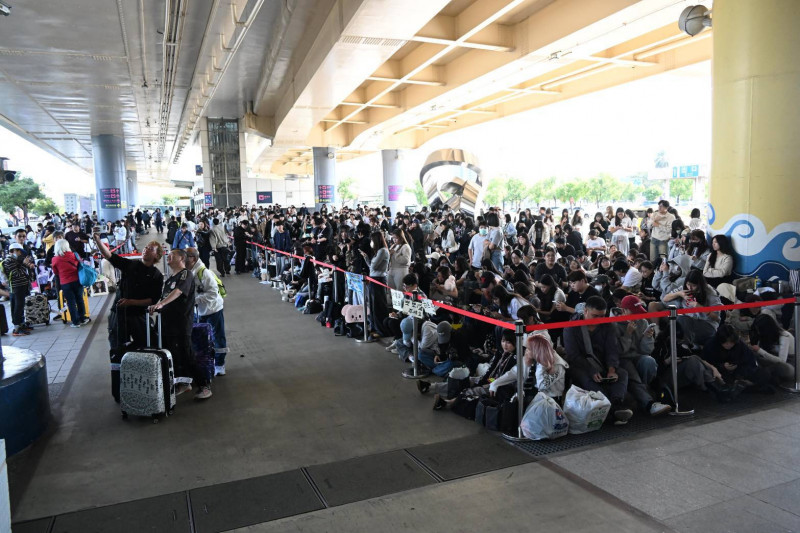 小港機場外擠滿AAA的粉絲，不說還以為是橋下的二手市集，人潮不斷。（記者李惠洲攝）