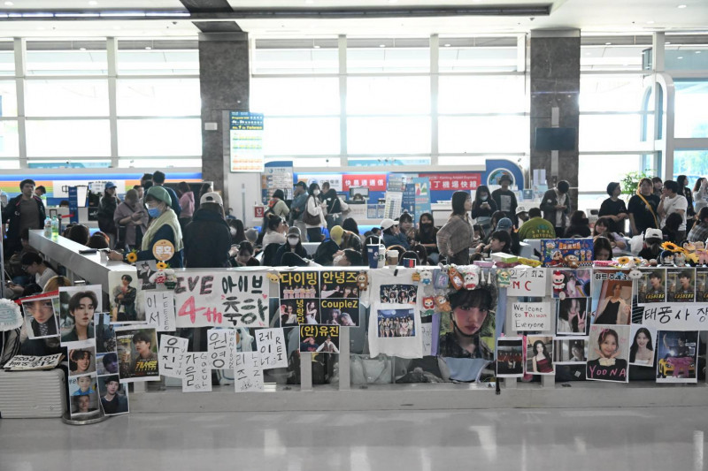 粉絲應援AAA，可看到上面有潤娥、IVE、LESSERAFIM及CORTIS的看板。（記者李惠洲攝）