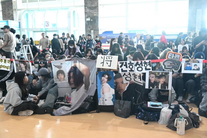 RIIZE來台參加AAA，粉絲拿出將太郎、Anton的照片應援。（記者李惠洲攝）