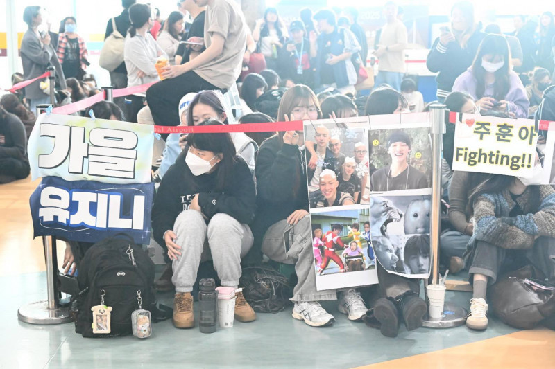 CORTIS粉絲COER印出成員光頭的造型，希望能吸引偶像目光。（記者李惠洲攝）