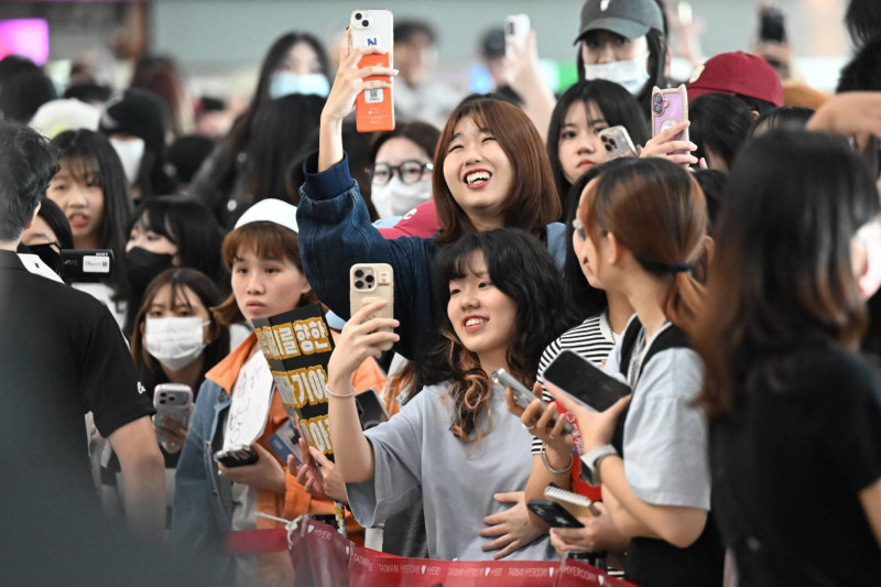 AAA粉絲似乎已經正在模擬最佳拍照姿勢，等等笑容滿面迎接偶像到來。（記者李惠洲攝）