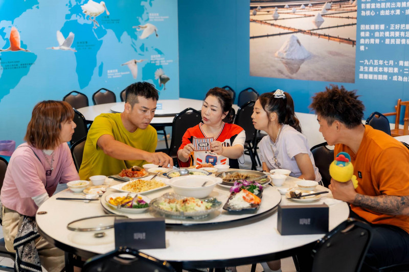 莎莎（左起）、姚元浩、張秀卿、鬼鬼、郭泓志到台南七股出任務。（好看娛樂提供）