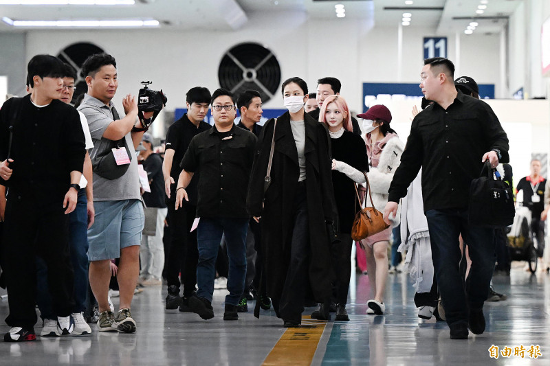 穿著大衣的安俞真領軍IVE現身，氣勢十足。（記者李惠洲攝）