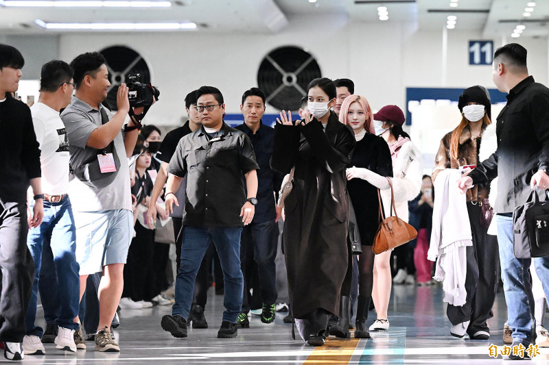 IVE安俞真揮手打招呼，Gaeul粉色頭髮十分顯眼。（記者李惠洲攝）