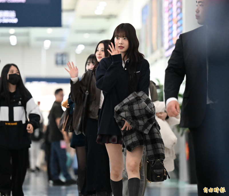 LESSERAFIM洪恩採十分可愛。（記者李惠洲攝）