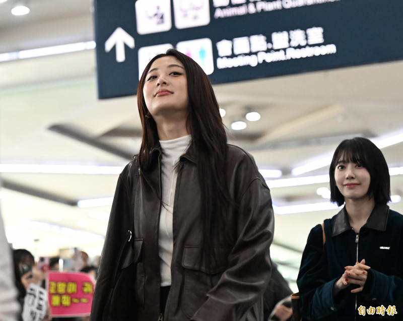 LESSERAFIM許允真宛如《航海王》中的蛇姬一樣仰頭。（記者李惠洲攝）