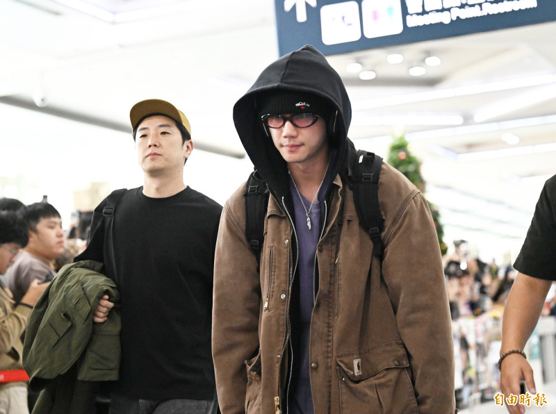 李濬榮低調現身小港機場，他將擔任主持人。（記者李惠洲攝）