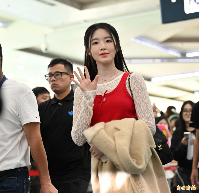 舒華脫掉大衣，紅色背心相當吸睛。（記者李惠洲攝）