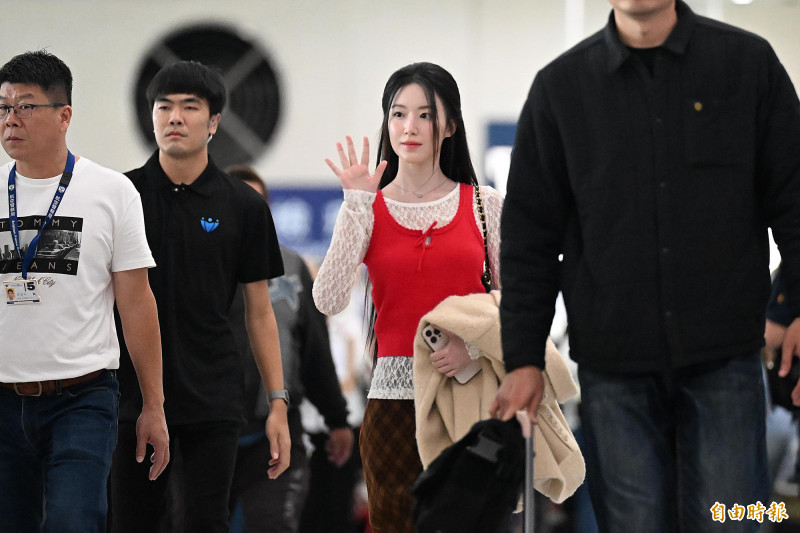 舒華抵達小港機場，回到家鄉台灣。（記者李惠洲攝）