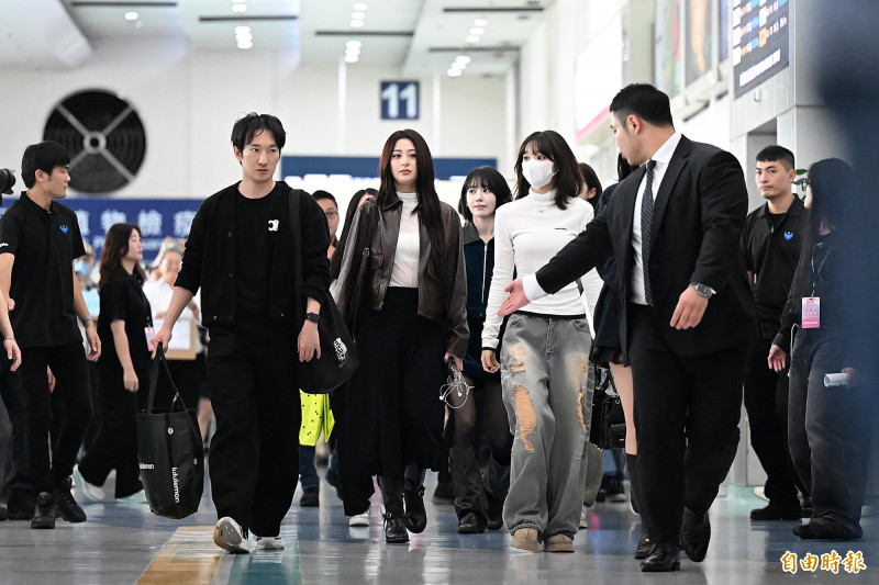 LESSERAFIM的許允真、SAKURA、金采源現身小港機場。（記者李惠洲攝）