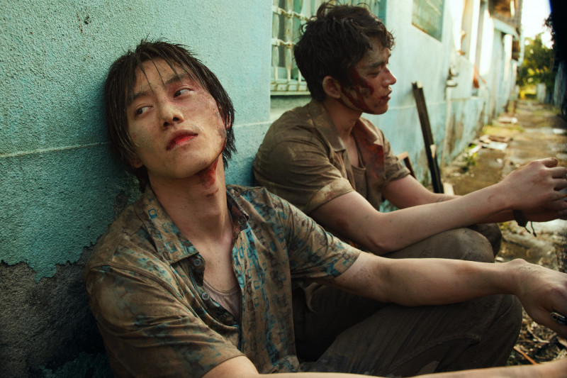 黃旭熙 LUCAS（右）、范少勳在《時候 A Time》演出不打不相識的兄弟情。（台北創造提供）