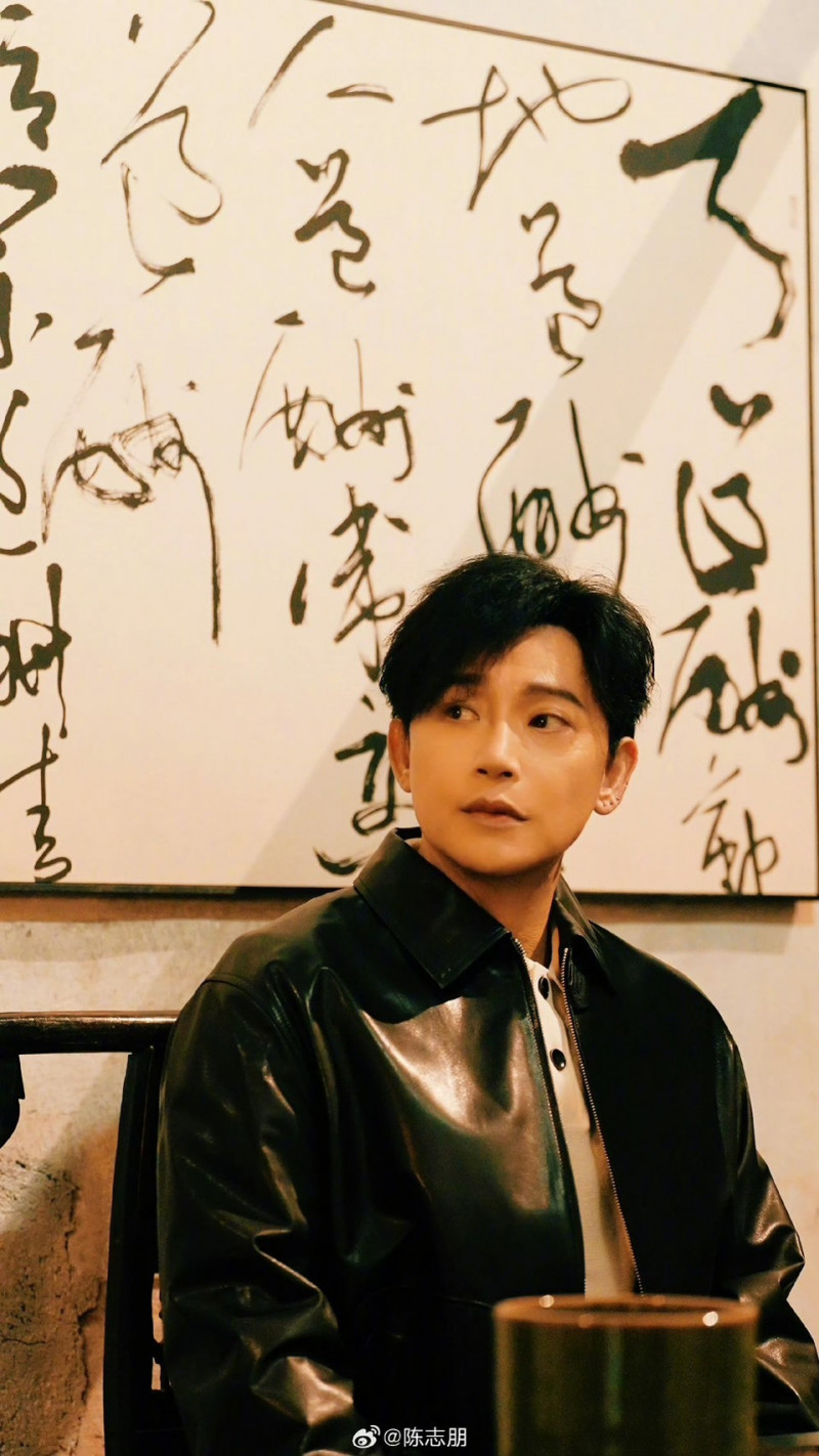 陳志朋推出新歌，凍齡外型掀起網友討論。（翻攝微博）