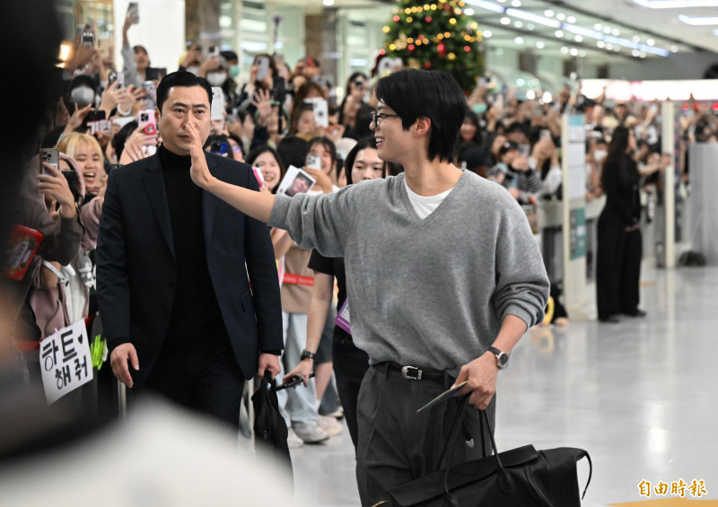 AAA小港機場接機，朴寶劍露齒笑揮手與粉絲打招呼。（記者李惠洲攝）