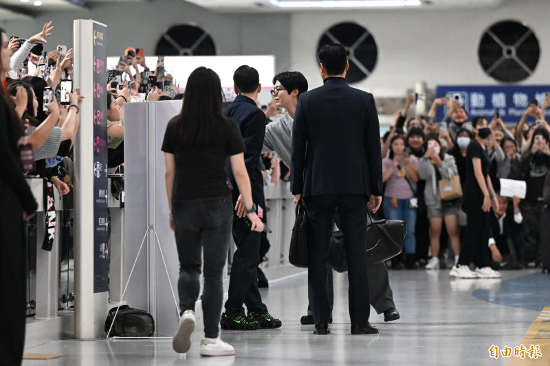 AAA小港機場接機，朴寶劍接近粉絲要拿卡片。（記者李惠洲攝）