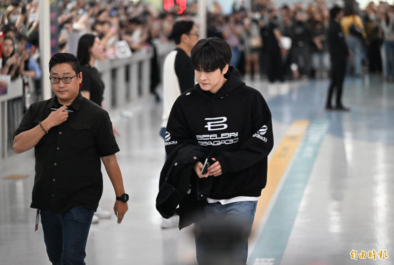 AAA小港機場接機，姜有皙在《苦盡柑來遇見你》飾演IU弟弟。（記者李惠洲攝）