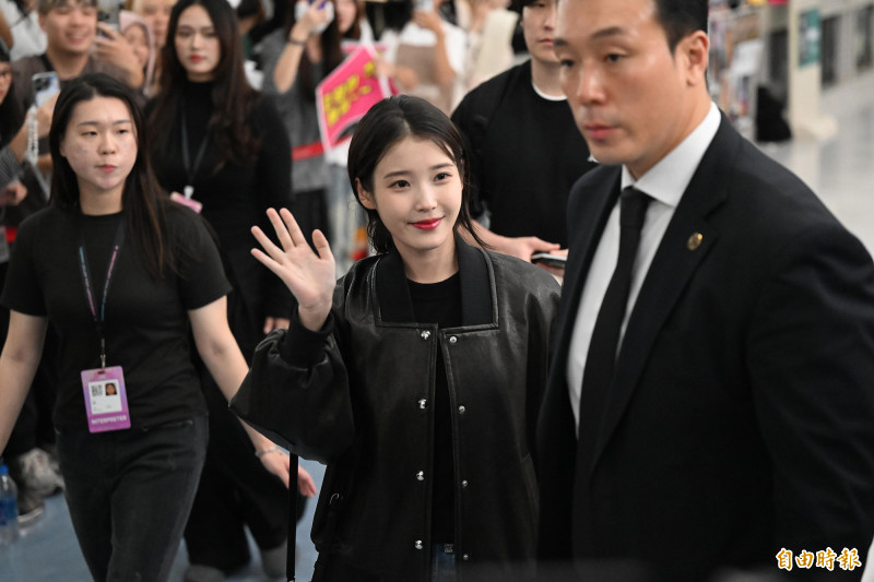 AAA小港機場接機，IU揮手問好。（記者李惠洲攝）