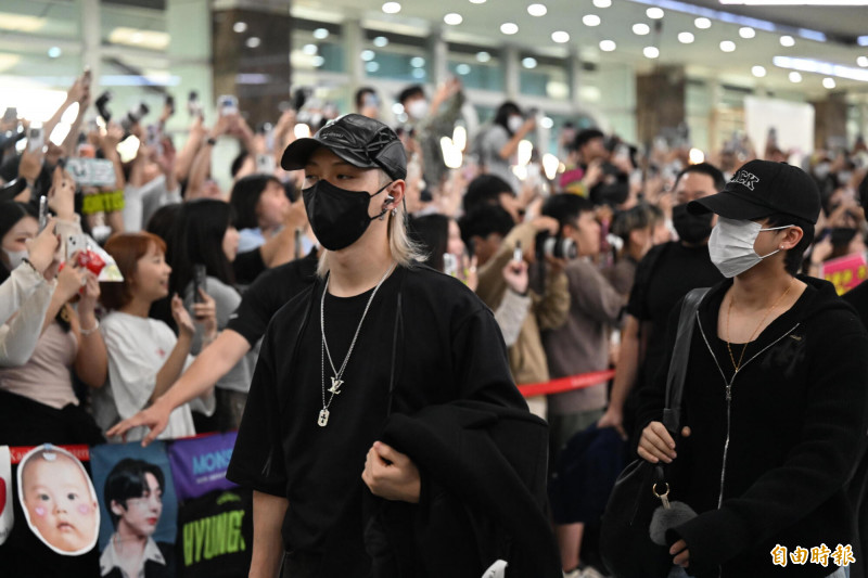 AAA小港機場接機，Stray Kids白髮為Felix。（記者李惠洲攝）