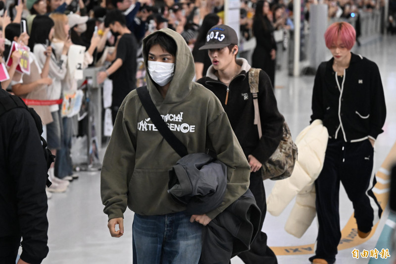 AAA小港機場接機，RIIZE恩奭、炤熙、元彬。（記者李惠洲攝）