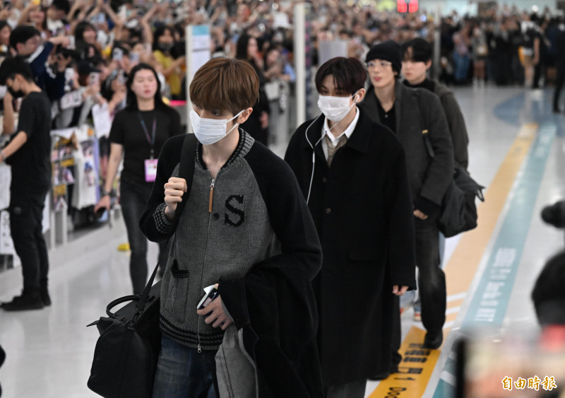 AAA小港機場接機，RIIZE成燦、將太郎、Anton。（記者李惠洲攝）