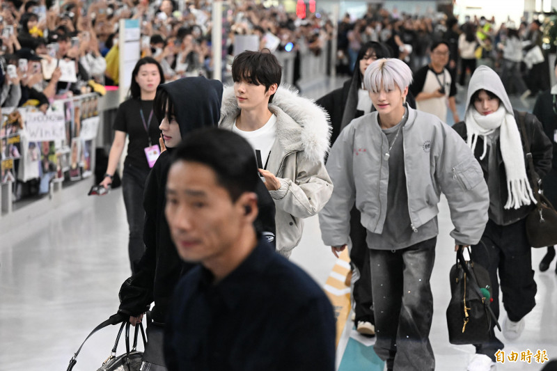 AAA小港機場接機，TWS。（記者李惠洲攝）