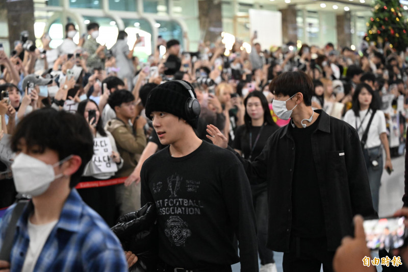 AAA小港機場接機，MONSTA X玟赫（中）、SHOWNU（後）。（記者李惠洲攝）