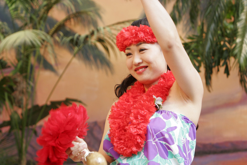 山崎靜代在《扶桑花女孩》有俏皮可愛的一面。（華映娛樂提供）