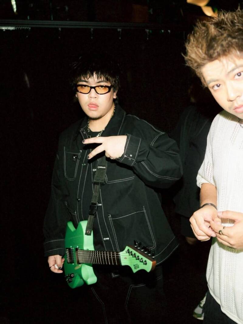 劈腿成性、與女友性愛片外流的Only Monday主唱Tee（左）。（翻攝自IG）