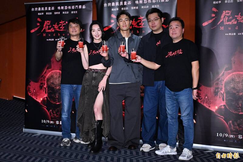 監製連奕琦（左起）、蔡思韵、楊祐寧、解孟儒、陳亮材出席《泥娃娃》活動。（記者胡舜翔攝）