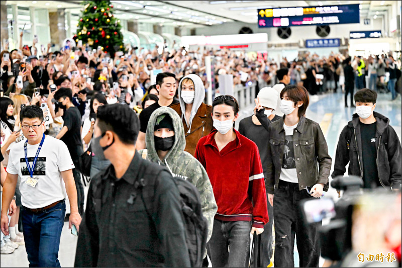 CORTIS的JAMES趙雨凡（前）昨穿迷彩帽T、黑口罩現身，抵台受到熱烈歡迎。（記者李惠洲攝）