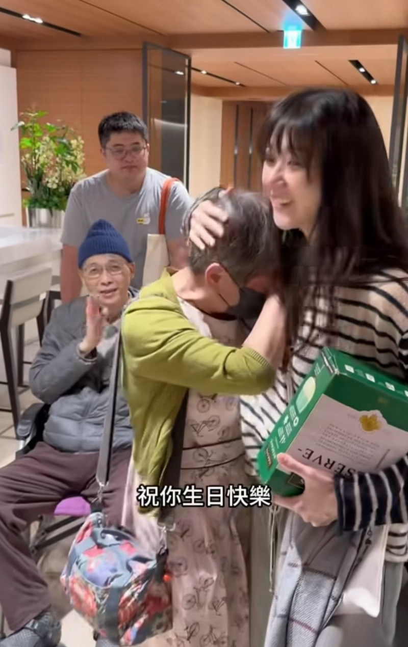 林逸欣曬出幫媽媽慶生的影片，透露爸爸前陣子住院。（翻攝臉書）