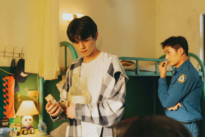 邱以太（左）在《監所男子囚生記》與陳澤耀（右）及張軒睿住進監所宿舍。（愛奇藝國際版、壹壹影業提供）