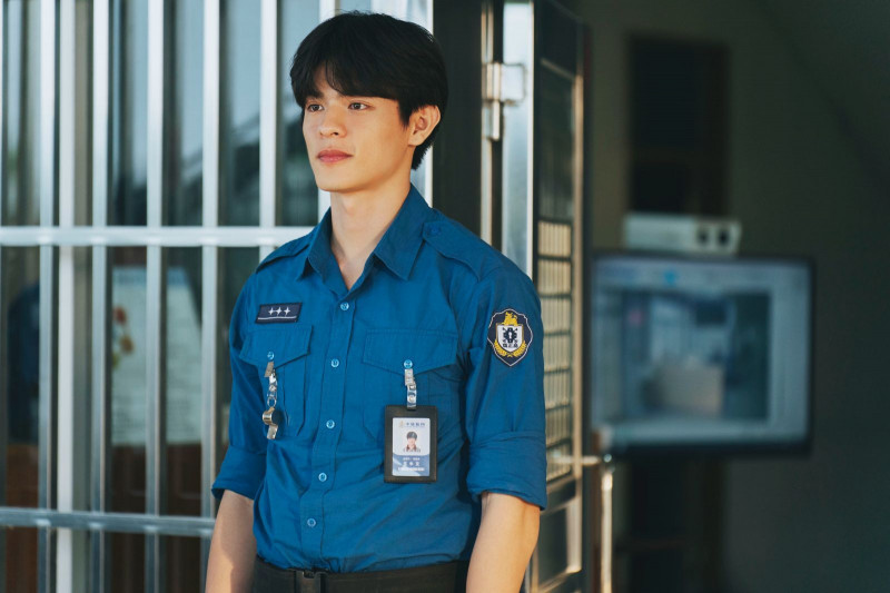 邱以太在《監所男子囚生記》飾演菜鳥管理員「王中文」。（愛奇藝國際版、壹壹影業提供）