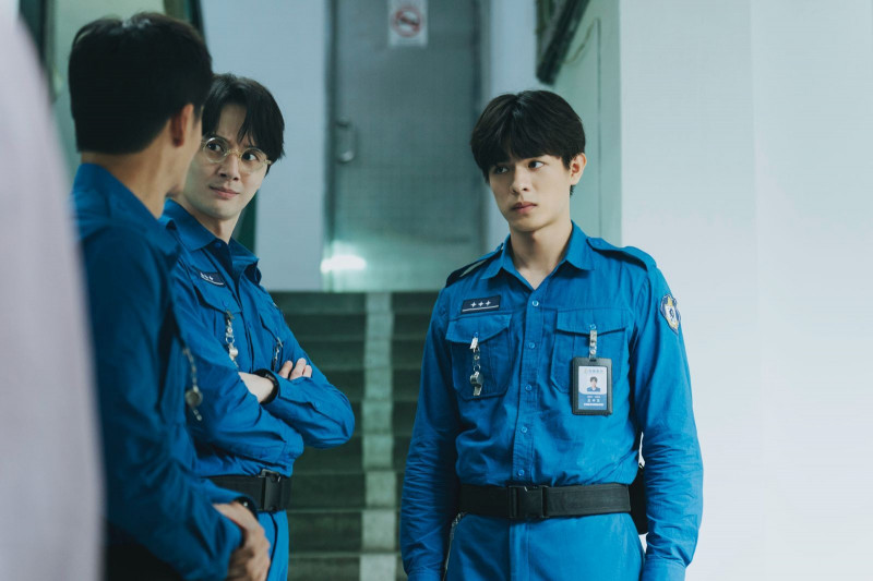 邱以太（右起）在《監所男子囚生記》與張軒睿、陳澤耀同為菜鳥管理員。（愛奇藝國際版、壹壹影業提供）