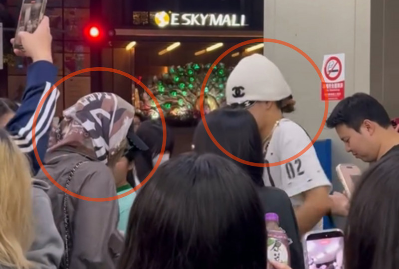 ALLDAY PROJECT的Tarzzan（右）以及Bailey在超商外發零食給粉絲。（ki_0210授權提供）