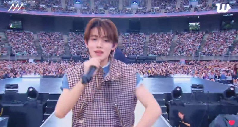 CORTIS嚴成玹表演夯曲《GO!》的諧音哏笑翻眾人。（翻攝自WEVERSE）