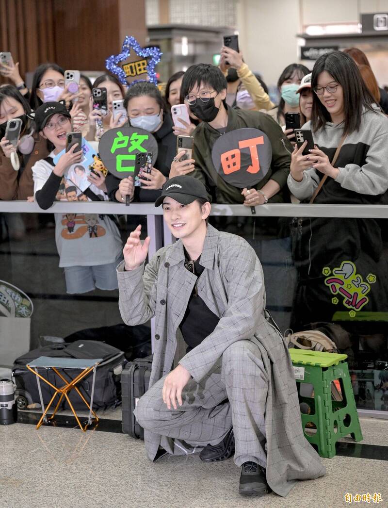 町田啓太今抵達機場，大批粉絲接機。（記者王文麟攝）