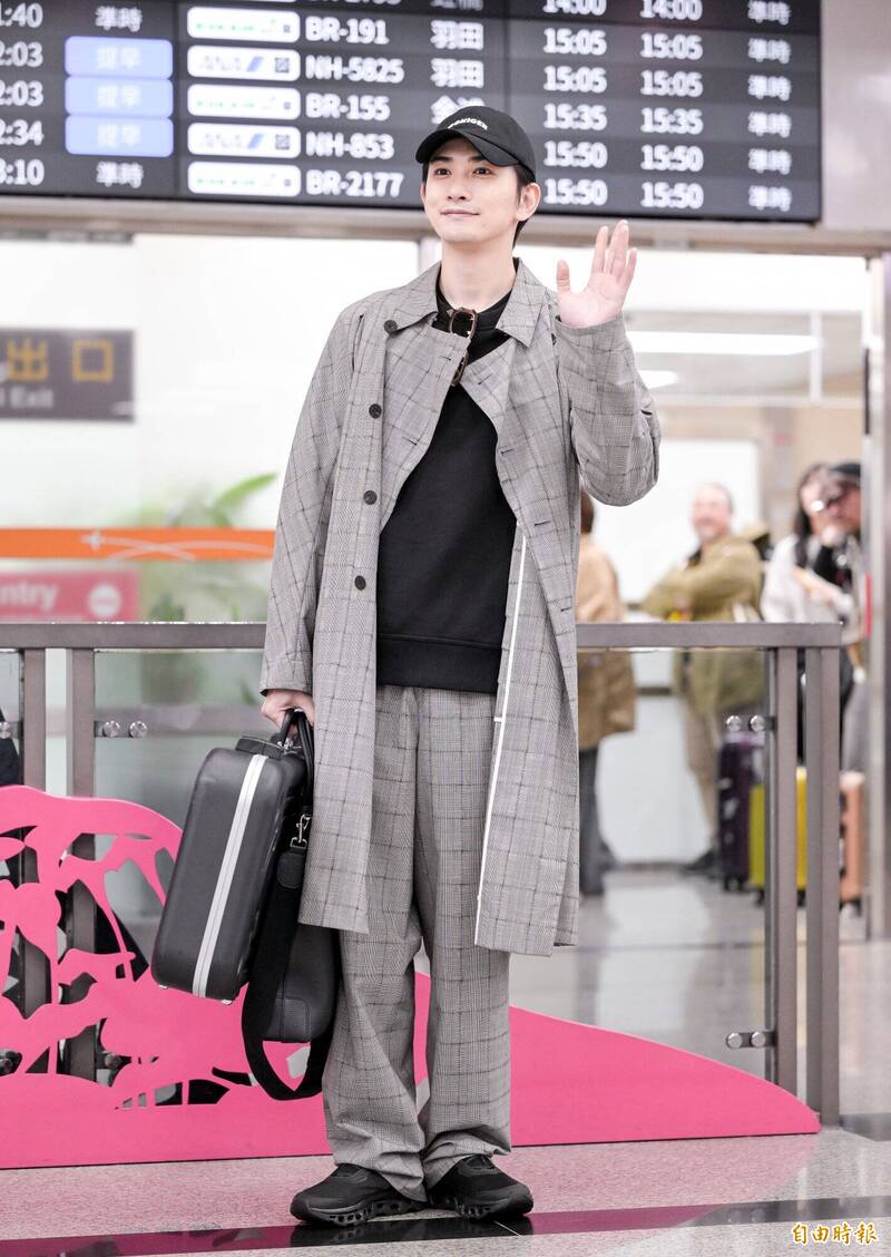 町田啓太身穿灰色大衣現身機場。（記者王文麟攝）