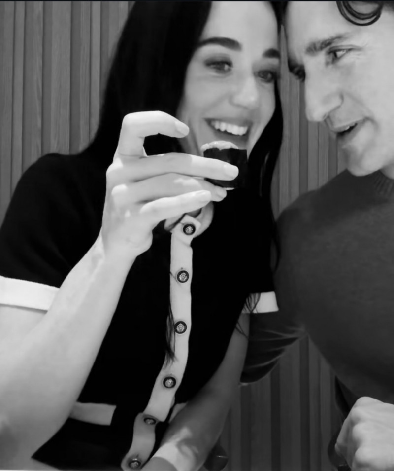 凱蒂佩芮（左）在東京吃著壽司，男友加拿大前總理賈斯汀杜魯道深情看著她。（翻攝自IG）