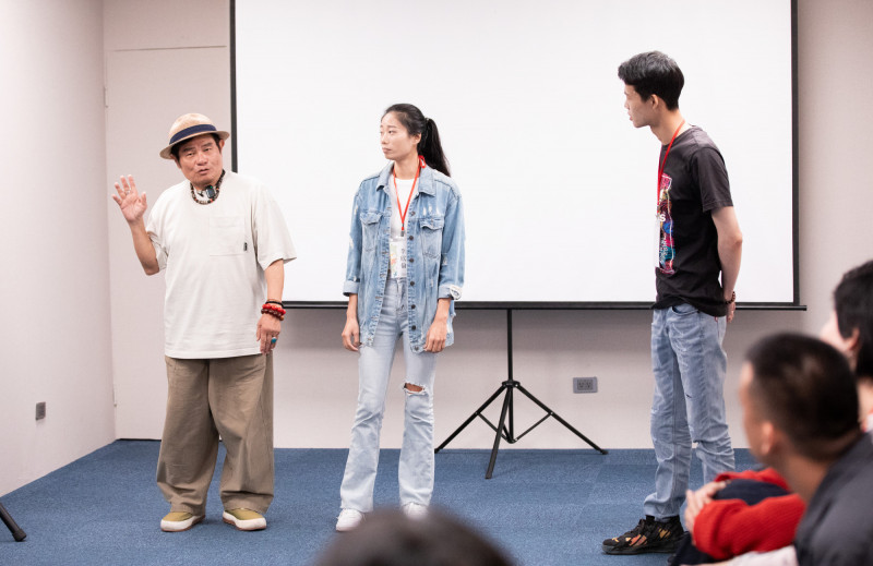 許效舜（左）擔任「台語台表演班」高雄客席講座導師，與學員在課堂上互動即興演出。（公視台語台提供）