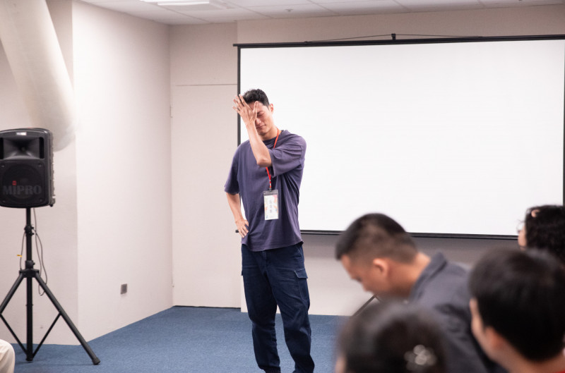 許效舜在「台語台表演班」說到激動處，讓現場學員落淚，深刻感受語言、表演與人生的緊密連結。（公視台語台提供）