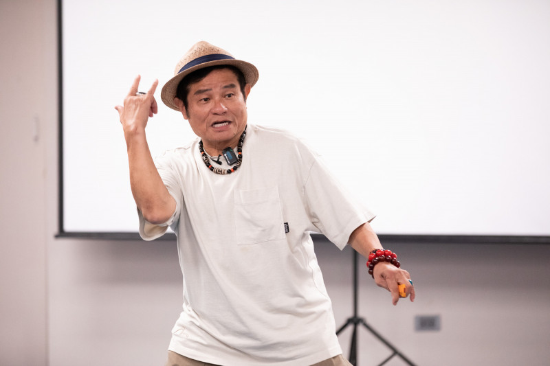 許效舜在「台語台表演班」以自創曲《心愛的謝謝》談角色與人生。（公視台語台提供）