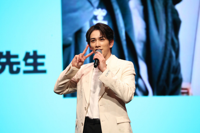 町田啓太堅持自己在照片中比的手勢是YA。（LDH愛夢悅提供）