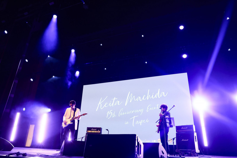 町田啓太和吉他老師Chikara一起演奏。（LDH愛夢悅提供）