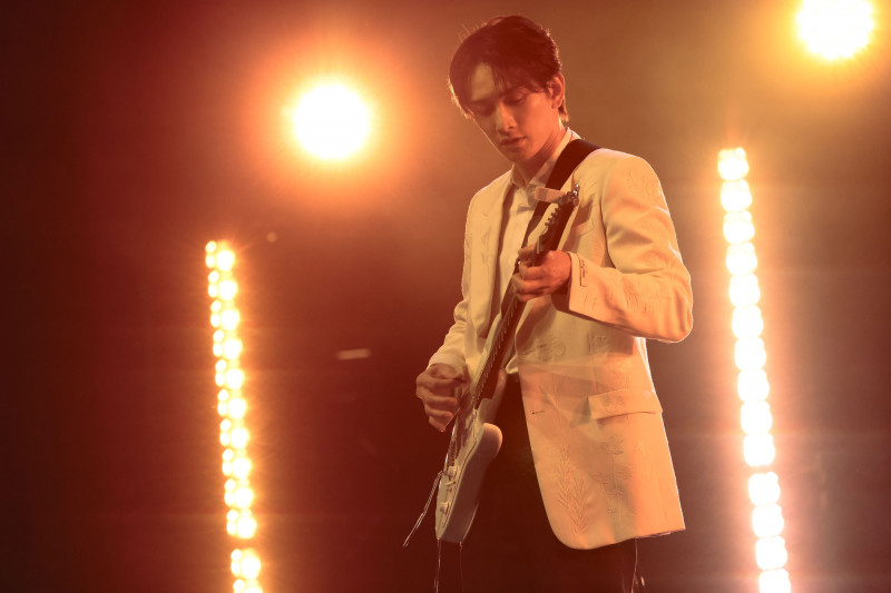 町田啓太彈吉他也這麼帥。（LDH愛夢悅提供）