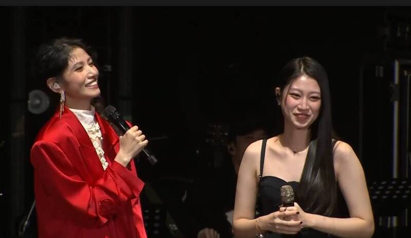 李千娜合體21歲超正女兒！母女「共用一張臉」全場驚呆