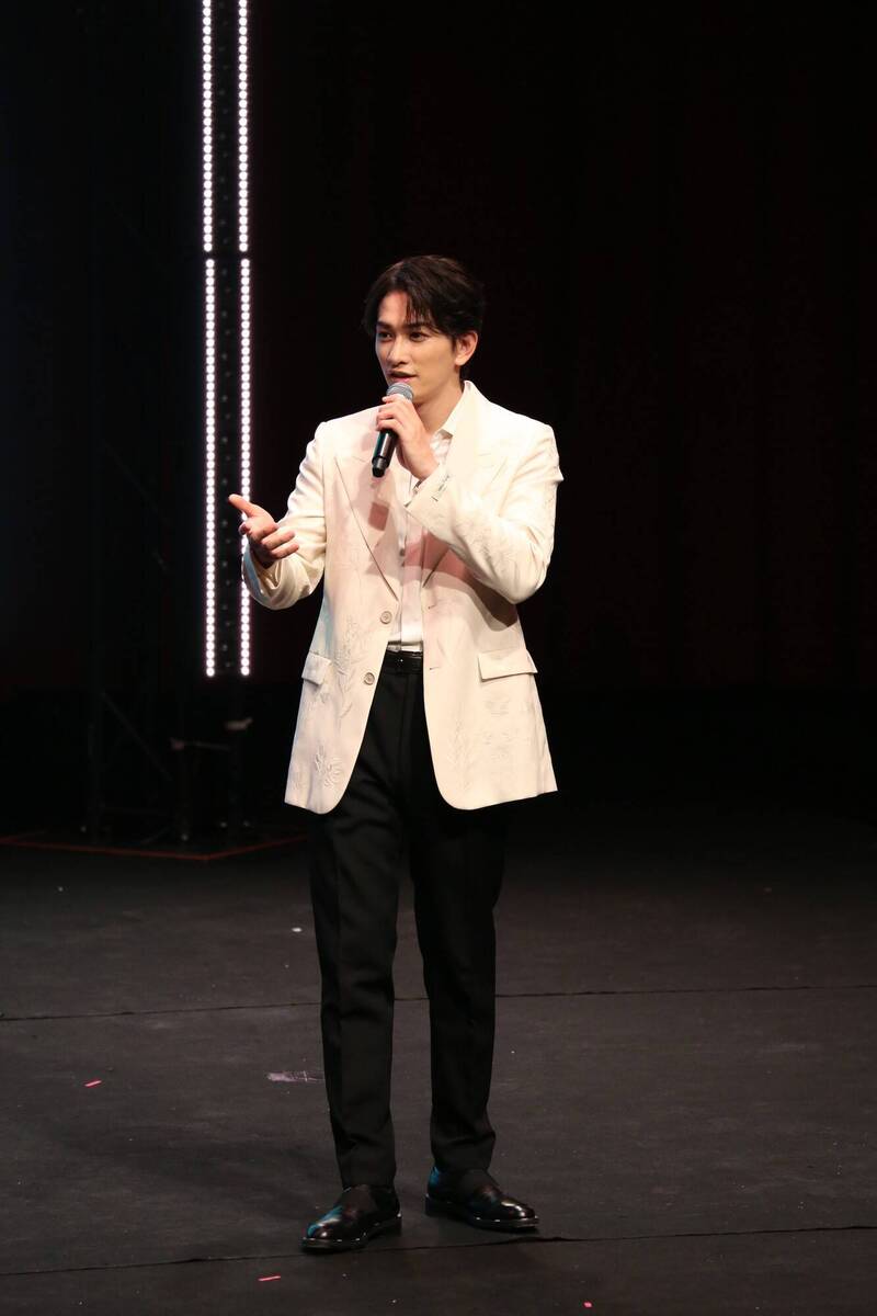 町田啓太化身白馬王子，大長腿站在舞台上相當吸睛。（LDH愛夢悅提供）
