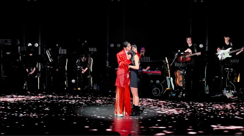 李千娜牽愛女首同台 嗨飆高音