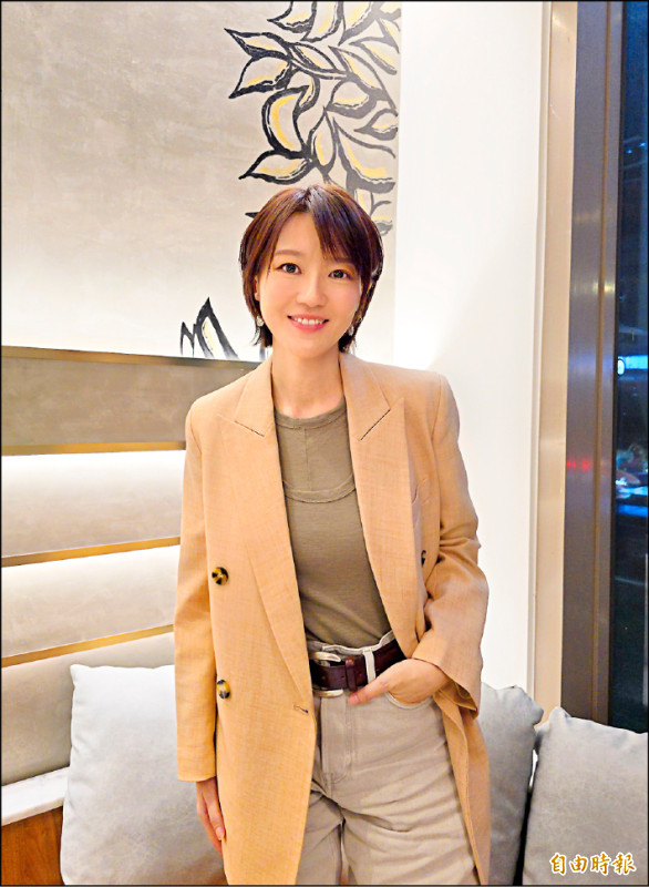 蔡淳佳這些年仍繼續唱歌，同時也經營一家精品眼鏡行。（記者胡如虹攝）